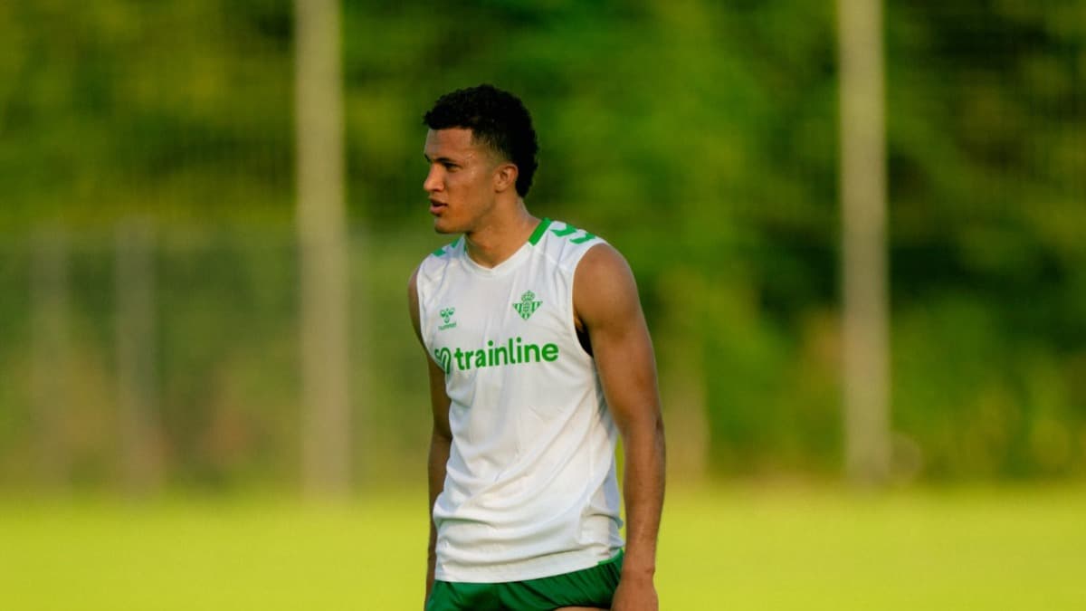 El Betis y Antony, posturas contradictorias con Deossa