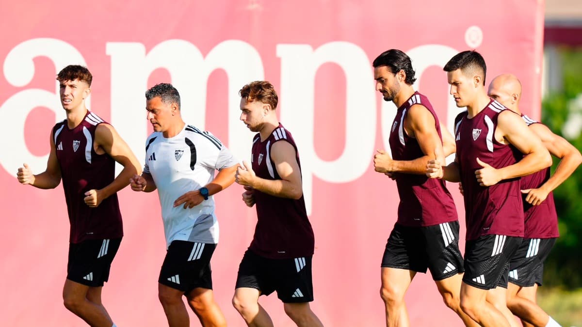 Tercer entrenamiento del Sevilla con tres ausencias destacadas y un regreso