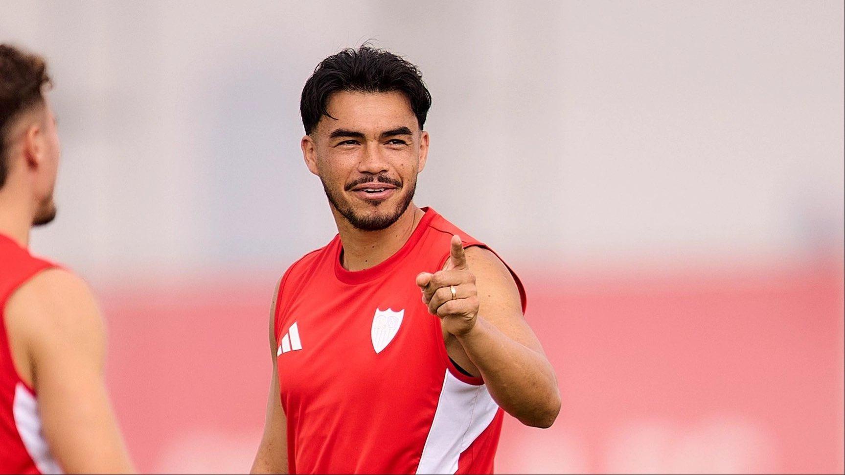Suazo hace balance de su primer año en el Sevilla: “Me siento feliz y orgulloso de lo conseguido”