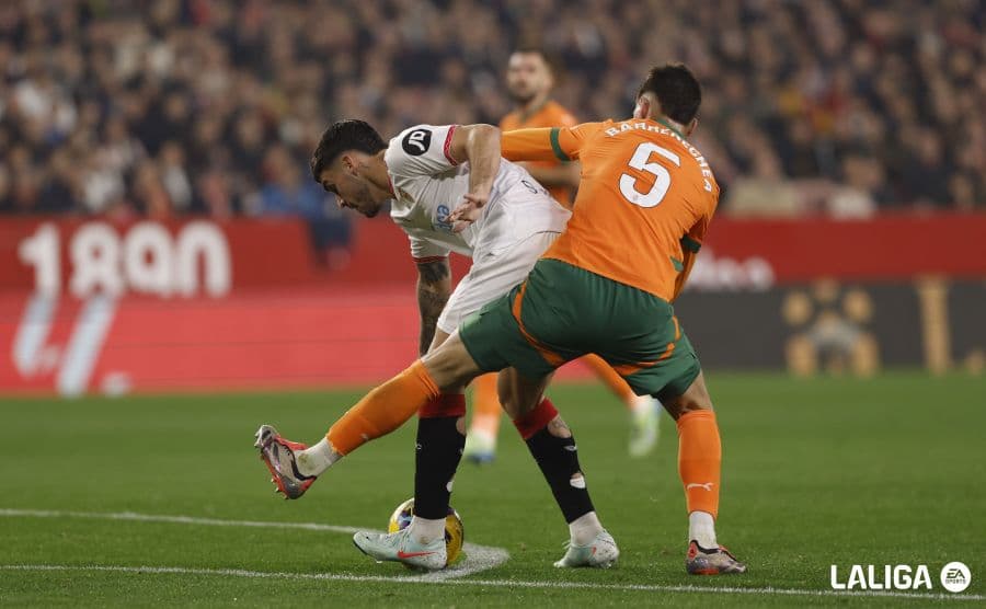 El Sevilla rescata un punto que no sirve para calmar los ánimos