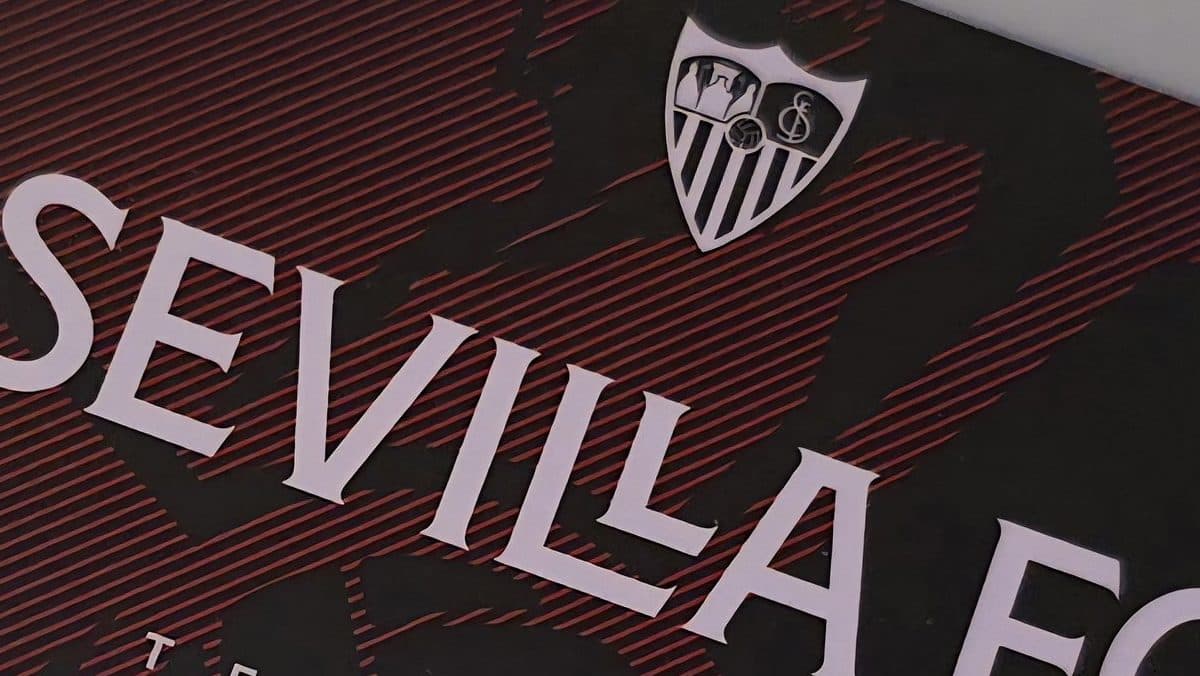 Denuncian públicamente a un aficionado del Sevilla por estafar con la venta de un abono