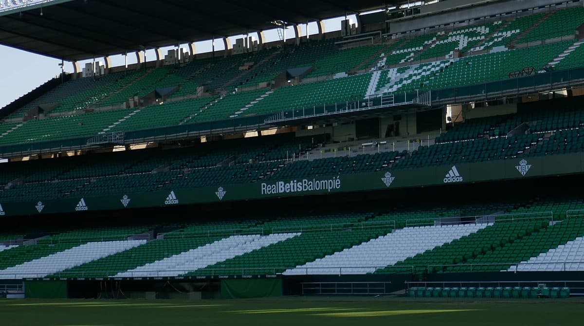 El Betis se pone manos a la obra con la demolición de la grada de Preferencia del Benito Villamarín
