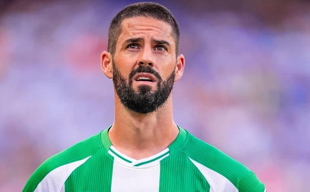 Isco reaparece en los entrenamientos del Betis con muletas y continúa avanzando en su recuperación