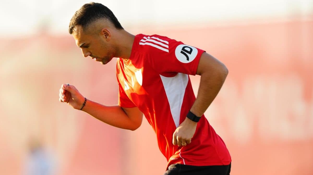 Joan Jordán realiza el primer entrenamiento completo con el Sevilla