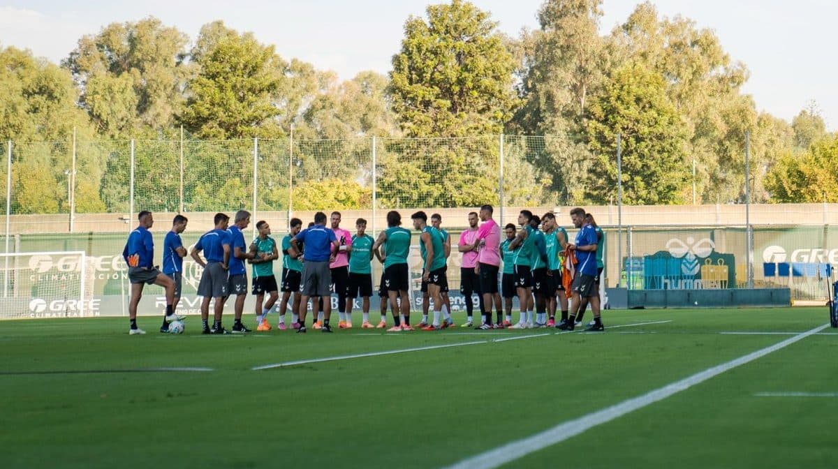 Natan vuelve a ejercitarse con Betis y Bakambu causa baja por fiebre