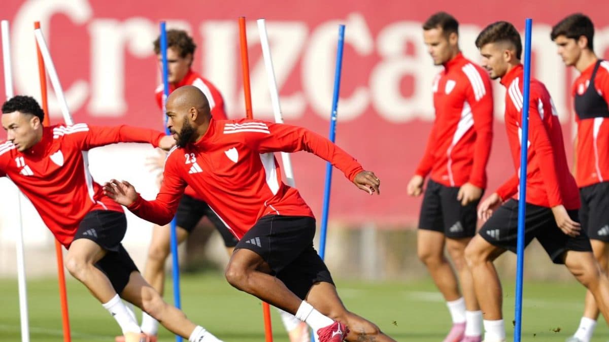 Marcao vuelve a los entrenamientos con el Sevilla, mientras Isaac Romero trabaja al margen