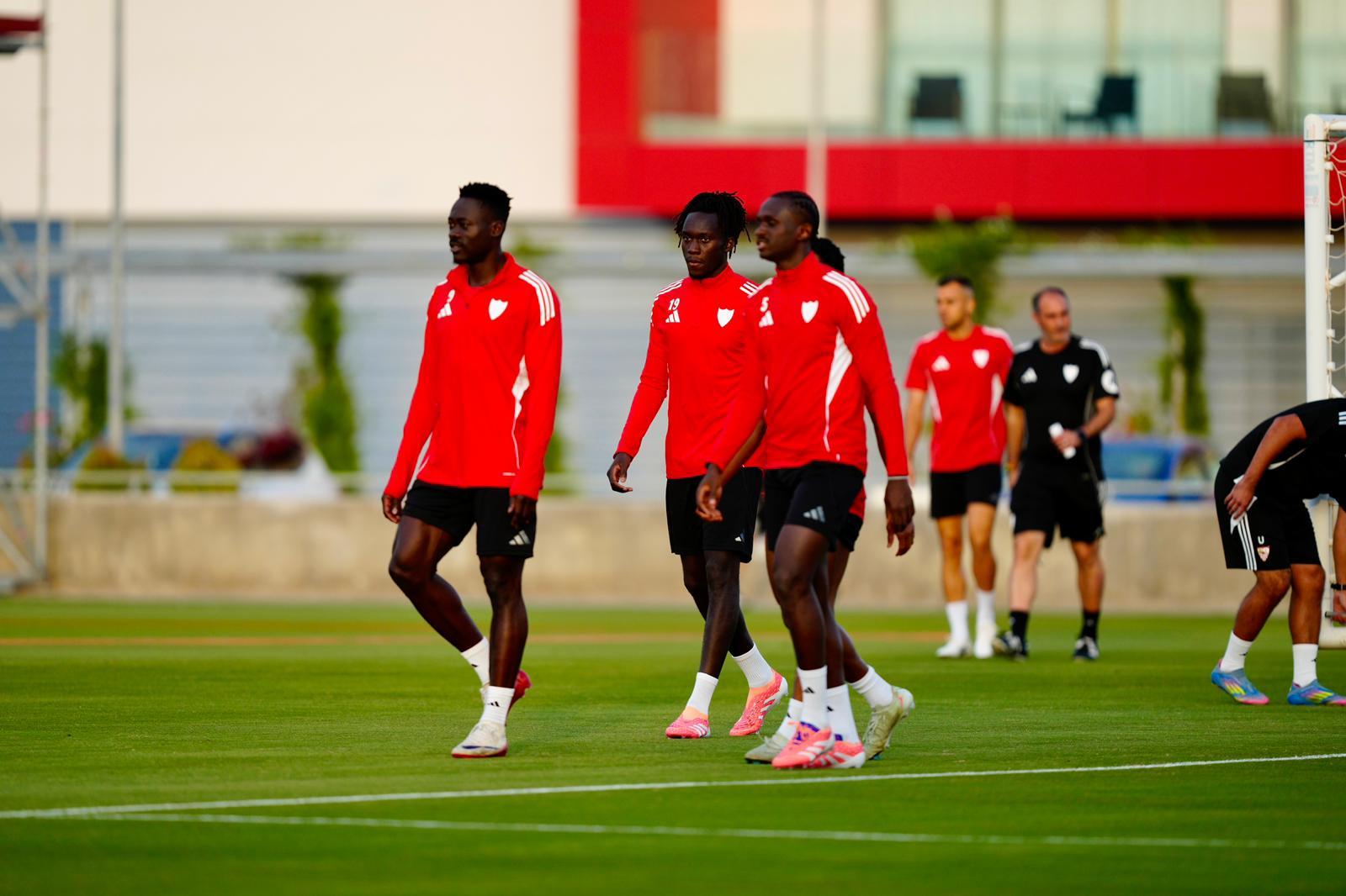 El Sevilla prepara el duelo ante Osasuna con dos grandes incógnitas