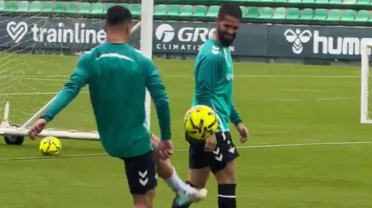Nuevo entrenamiento del Betis pasado por agua, pero con buenas noticias
