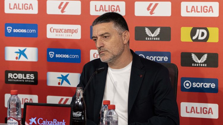 García Pimienta durante su presentación como entrenador del Sevilla FC | Imagen: Mario Míjenz