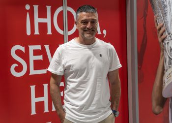 Imagen de García Pimienta en el Aeropuerto de San Pablo en Sevilla | Imagen: Mario Míjenz García