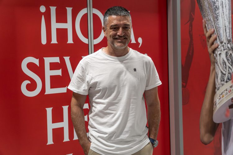 Imagen de García Pimienta en el Aeropuerto de San Pablo en Sevilla | Imagen: Mario Míjenz García