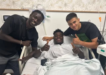 Mawuli Mensah recién operado junto a Souleymane Faye y Dani Pérez | Imagen: Real Betis