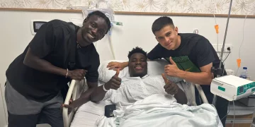 Mawuli Mensah recién operado junto a Souleymane Faye y Dani Pérez | Imagen: Real Betis