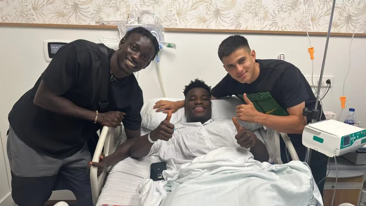 Mawuli Mensah recién operado junto a Souleymane Faye y Dani Pérez | Imagen: Real Betis