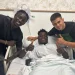 Mawuli Mensah recién operado junto a Souleymane Faye y Dani Pérez | Imagen: Real Betis