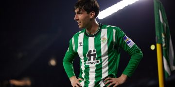 Juan Miranda junto al banderín del saque de esquina del Benito Villamarín | Imagen: @JMirandaG19