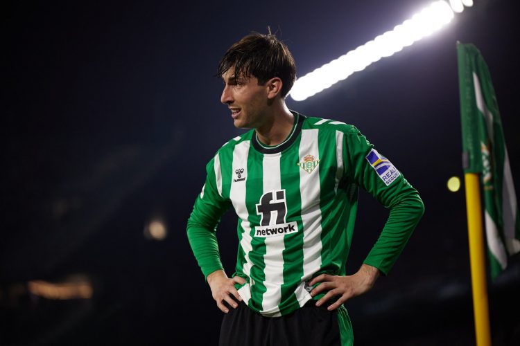 Juan Miranda junto al banderín del saque de esquina del Benito Villamarín | Imagen: @JMirandaG19