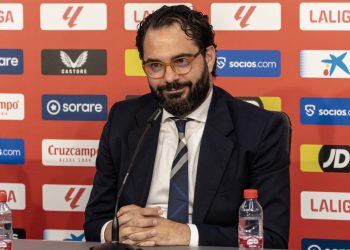 Imagen de Víctor Orta durante la presentación de García Pimienta como entrenador del Sevilla FC | Imagen: Mario Míjenz