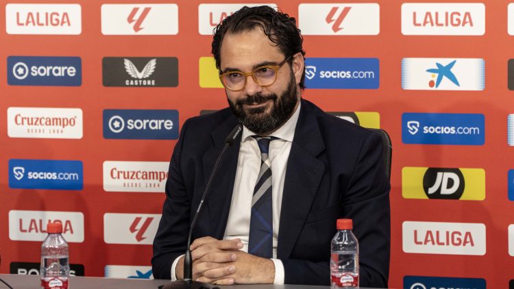Imagen de Víctor Orta durante la presentación de García Pimienta como entrenador del Sevilla FC | Imagen: Mario Míjenz