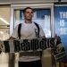 Romain Perraud en el aeropuerto de Sevilla posa con la bufanda de Real Betis | Imagen: Mario Míjenz -ZM