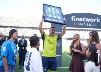 Claudio Bravo se despide de la afición del Real Betis en el Benito Villamarín | Imagen: Real Betis