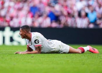 Mateo Mejía tras una disputa de balón. // Sevilla FC