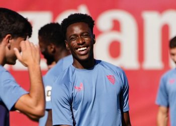 Lokonga ya entrena con el Sevilla y apunta al derbi