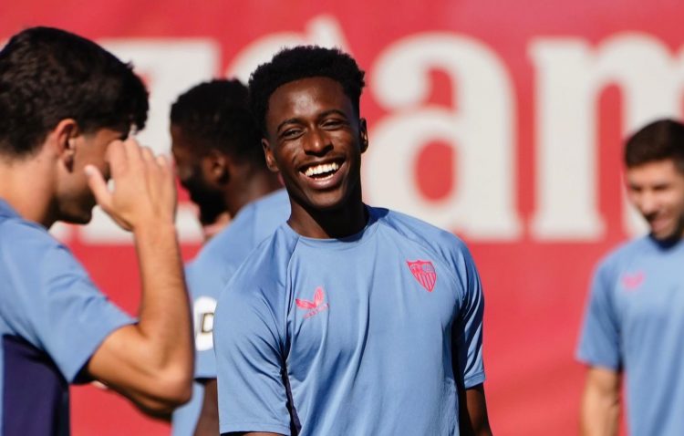 Lokonga ya entrena con el Sevilla y apunta al derbi
