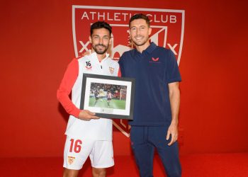 Jesús Navas, homenajeado por el Athletic Club