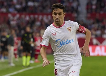 Jesús Navas presenta las botas que usará para conmemorar su retirada