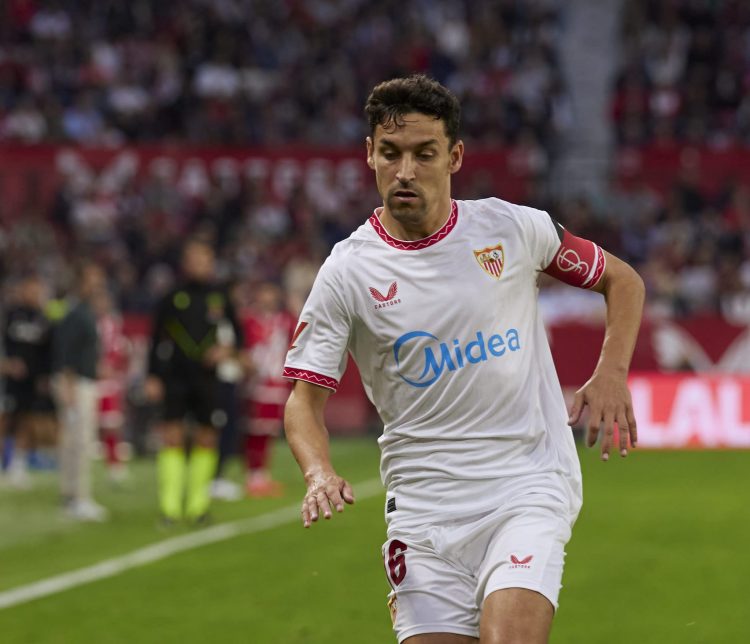 Jesús Navas presenta las botas que usará para conmemorar su retirada