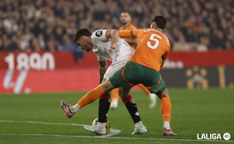 El Sevilla rescata un punto que no sirve para calmar los ánimos