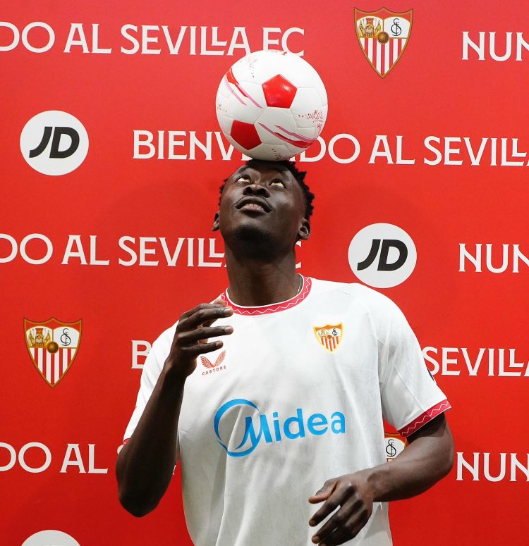 Akor Adams: «El Sevilla es un magnífico club y no podía decir que no»