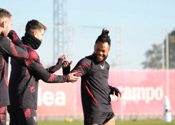 El Sevilla entrena con Kike Salas y Ejuke