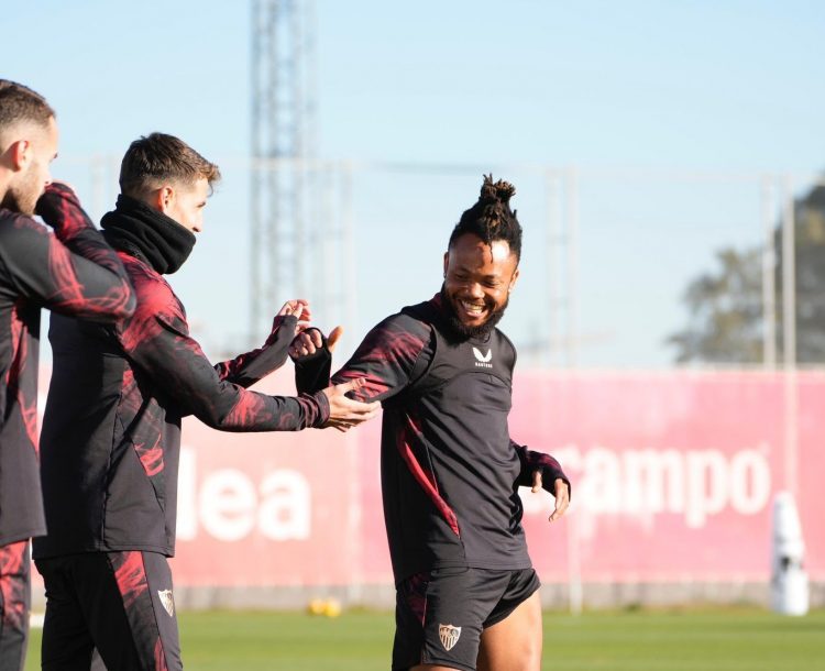 El Sevilla entrena con Kike Salas y Ejuke