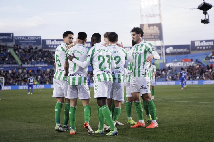 Un sólido Betis asalta el Coliseum y suma tres puntos vitales en la pelea por Europa (1-2)