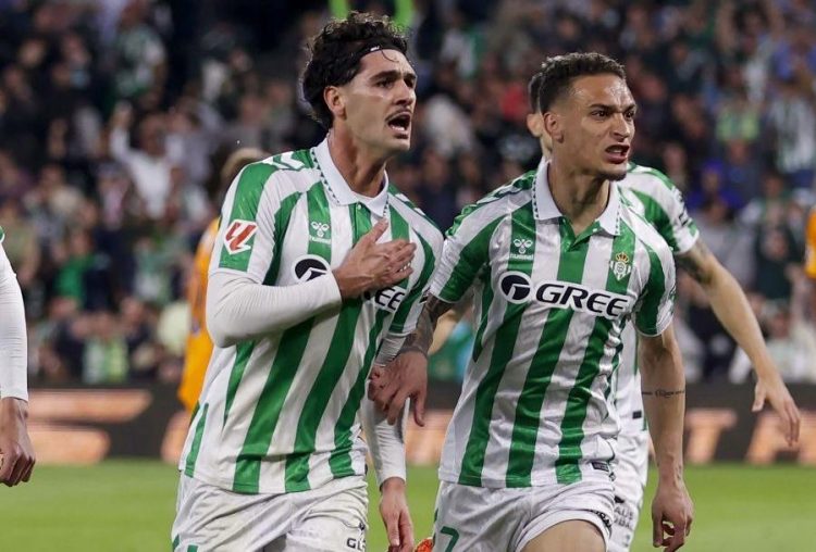 Un Betis en línea ascendente se luce sobre la lluvia y tumba al Real Madrid (2-1)