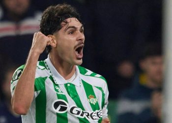Johnny y Cucho dan al Real Betis el derbi y le mantienen en la pelea por la Champions