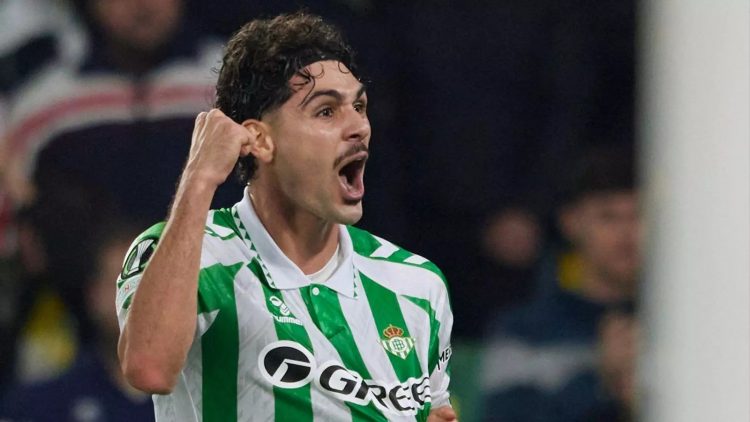 Johnny y Cucho dan al Real Betis el derbi y le mantienen en la pelea por la Champions