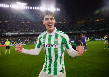 El Betis convoca a Bellerín y Johnny Cardoso para el partido contra el Vitoria Guimaraes