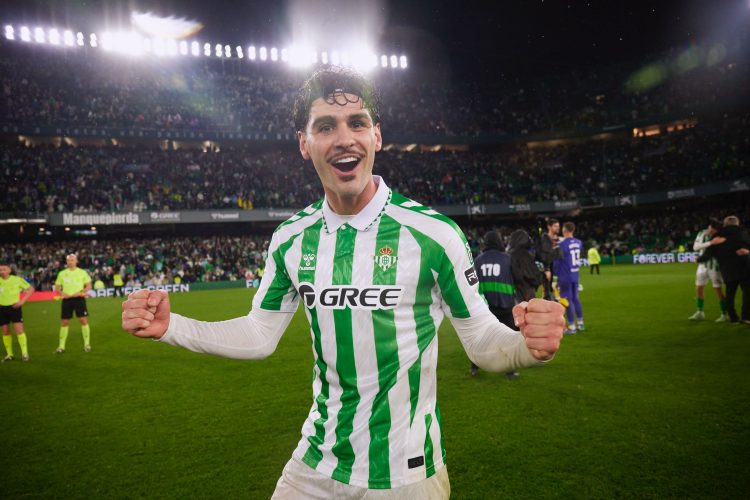 El Betis convoca a Bellerín y Johnny Cardoso para el partido contra el Vitoria Guimaraes