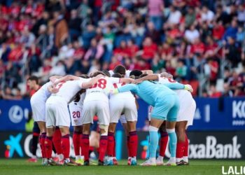 El once inicial del Sevilla realiza la última arenga antes de comenzar el encuentro en El Sadar | Imagen: LaLiga