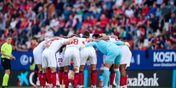 El once inicial del Sevilla realiza la última arenga antes de comenzar el encuentro en El Sadar | Imagen: LaLiga