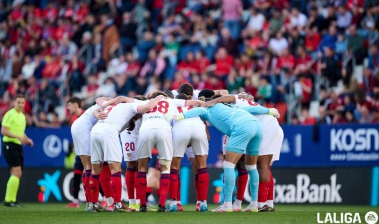 El once inicial del Sevilla realiza la última arenga antes de comenzar el encuentro en El Sadar | Imagen: LaLiga