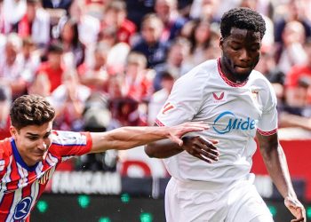 Lucién Agoumé disputa un balón con Julián Álvarez. Imagen: Sevilla FC.