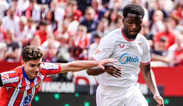 Lucién Agoumé disputa un balón con Julián Álvarez. Imagen: Sevilla FC.