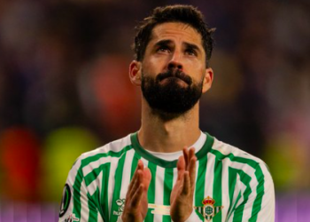 Isco llorando después de perder la final de la Conference League | Imagen: Perfil de X del Betis