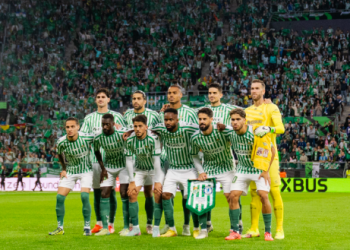 Los once titulares del Betis posan antes de la final de UEFA Conference League | Image: Perfil X Real Betis