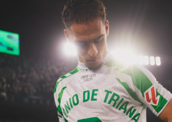 Antony con la camiseta con la que celebró el gol que anotó ante el Valencia | Imagen: Perfil de Instagram @antony00