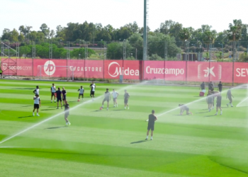 Primera equipo del Sevilla FC entrenando en la Ciudad Deportiva José Ramón Cisneros | Imagen: Página web del Sevilla FC
